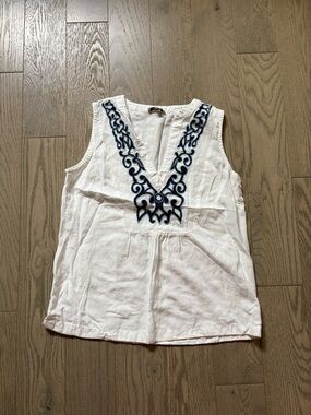 VENUS White Sleeveless V-Neck Top with Navy Embroidery
